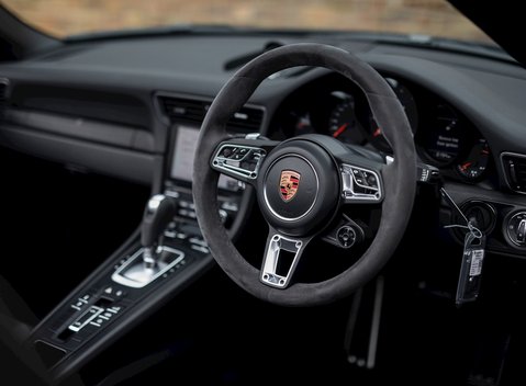Porsche 911 Targa 4 GTS (991.2) 13