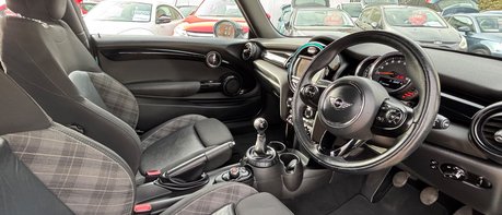 Mini Hatch COOPER 1.5 CHILLI LOOK! JUST 46000 MILES! SERVICE HISTORY! MINI CONNECTED 1