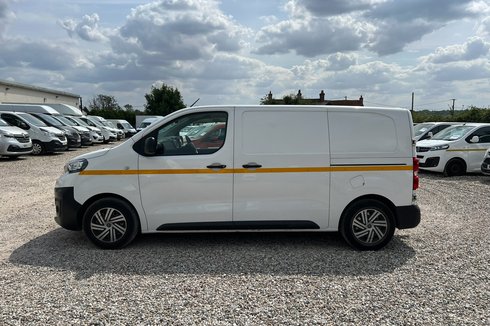 Peugeot Expert MWB L2H1 Low Roof Professional 2700 Air Con Tow Bar EURO 6 NO VAT