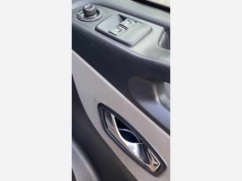 Renault Trafic 1.6 dCi 27 Sport SWB Standard Roof Euro 5 5dr 29