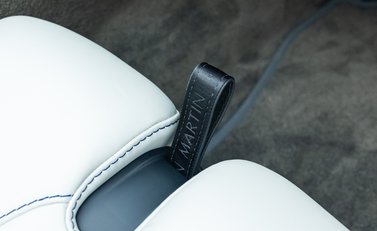 Aston Martin V12 Vantage Roadster 9