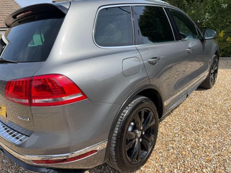 Volkswagen Touareg 3.0 TDI V6 BlueMotion Tech R-Line Tiptronic 4WD Euro 6 (s/s) 5dr 8