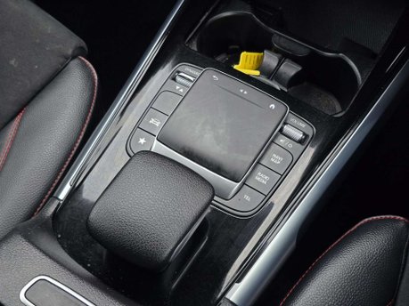 Mercedes-Benz GLB 1.3 GLB200 AMG Line SUV 5dr Petrol 7G-DCT Euro 6 (s/s) (163 ps) 40