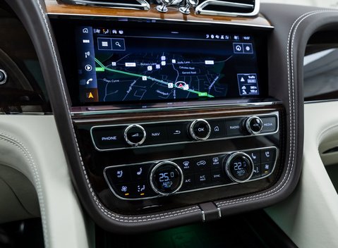 Bentley Bentayga V8 First Edition LHD 31