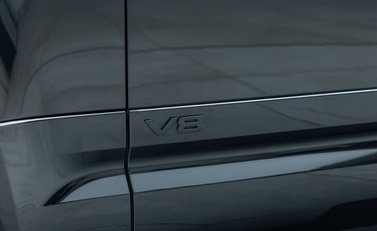 Land Rover Defender 110 V8 Bond Edition 38