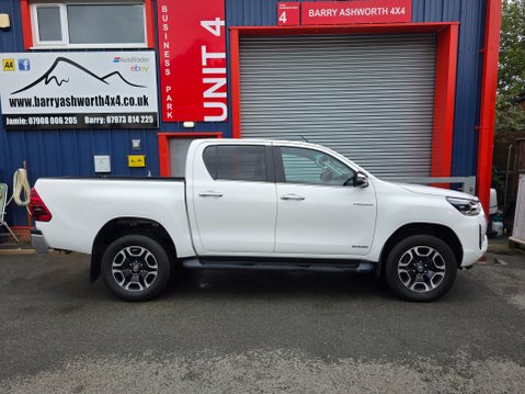 Toyota Hilux INVINCIBLE 4WD D-4D DCB 4
