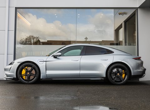 Porsche Taycan TURBO 3