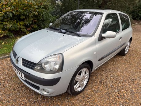 2004 Renault Clio 2004 (04) 1.6 Clio Dynamique 16v 3dr photo