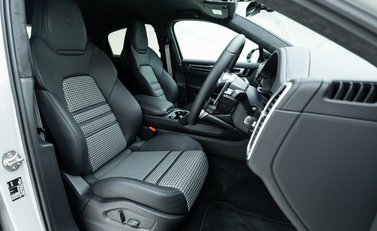 Porsche Cayenne GTS 9