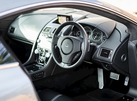 Aston Martin V12 Vantage S 11