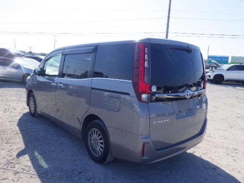 Toyota Esquire Hybrid 4