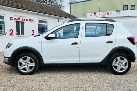 Dacia Sandero Stepway LAUREATE TCE.. 1 OWNER FROM NEW.. SERVICE HISTORY.. A/C.. STUNNING EXAMPLE 8