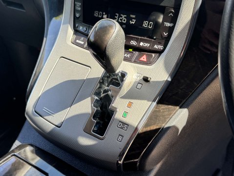 Toyota Alphard Hybrid 43