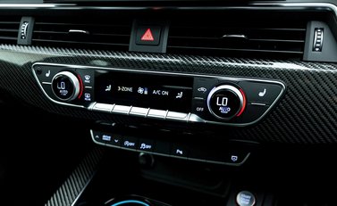 Audi RS4 Avant Carbon Black 19