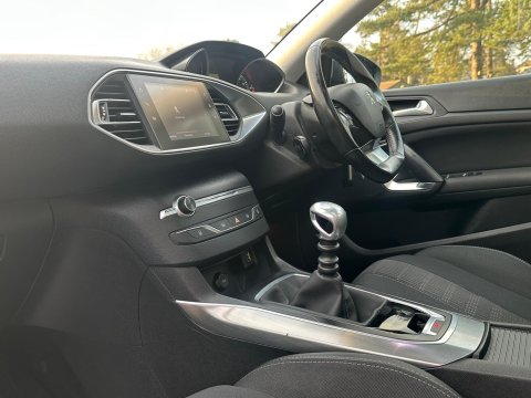 Peugeot 308 1.2 PureTech GPF Allure Euro 6 (s/s) 5dr 26