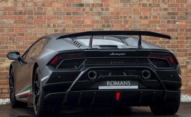 Lamborghini Huracan LP640-4 Performante 3