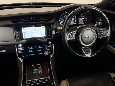 Jaguar XF V6 S 12