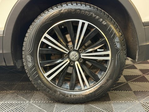 Volkswagen Tiguan 2.0 TDI SE Navigation 4Motion Euro 6 (s/s) 5dr 25