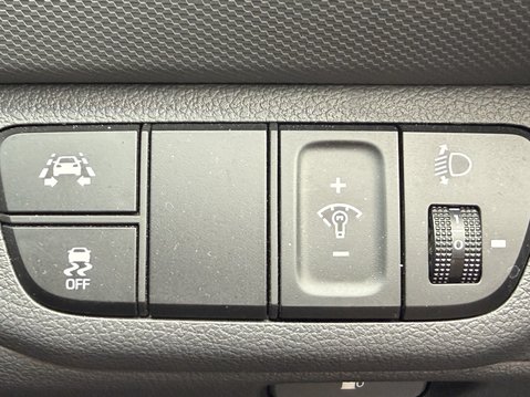 Hyundai IONIQ PREMIUM MHEV 31