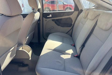 Ford Focus LX 16V.. CREAM UPHOLSTERY.. IDEAL FAMILY CAR.. NEW MOT 6