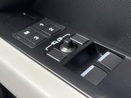 Land Rover Defender 90 D300 Hard Top X-Dynamic HSE 39