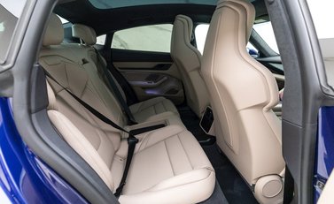 Porsche Taycan TURBO 13