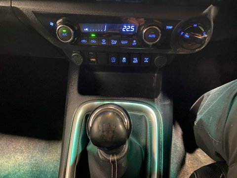 Toyota Hilux INVINCIBLE 4WD D-4D DCB 16