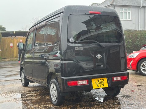 Toyota bB Pixis 6