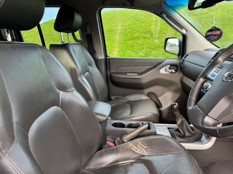 Nissan Navara 2.5 Navara Tekna dCi 4WD 5dr 4