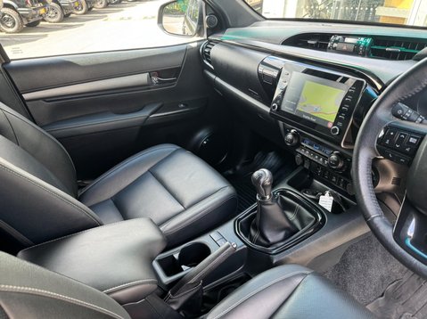 Toyota Hilux INVINCIBLE X 4WD D-4D DCB 44