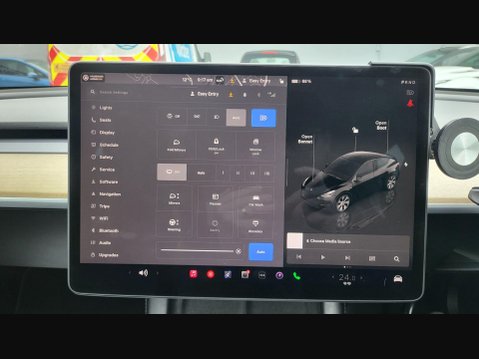 Tesla Model Y LONG RANGE AWD 26