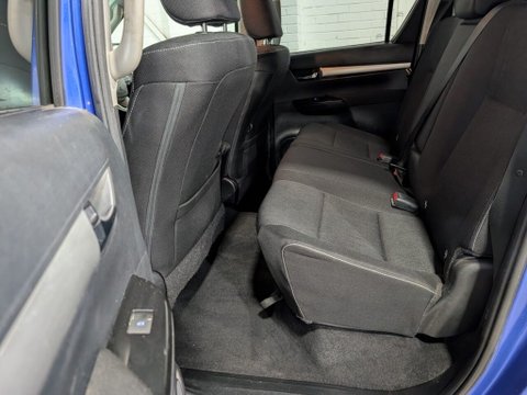 Toyota Hilux INVINCIBLE 4WD D-4D DCB 17