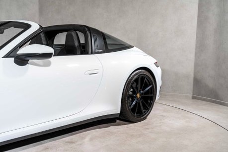 Porsche 911 TARGA 4 PDK. WARRANTY. ADAPTIVE CRUISE CONTROL. HEATED SEATS. HEATED WHEEL. 52