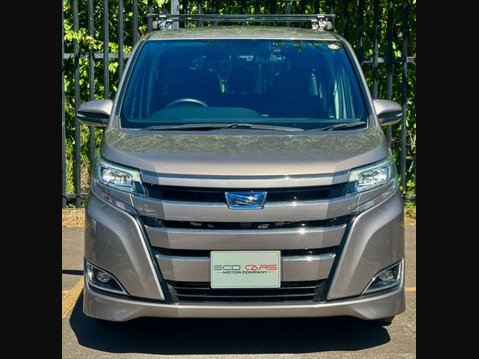 Toyota Noah Hybrid 1.8 26