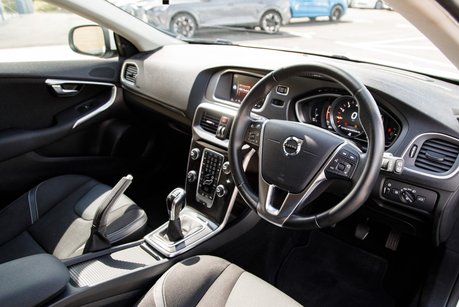 Volvo V40 T2 MOMENTUM NAV PLUS