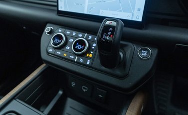Land Rover Defender 110 D300 X 18
