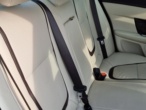 Jaguar XF D PORTFOLIO 28