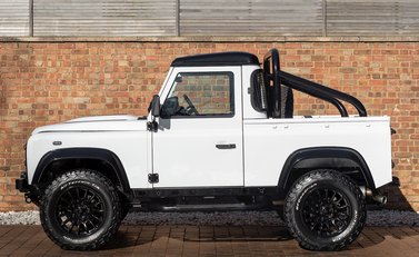 Land Rover Defender 90 Bowler Edition 2