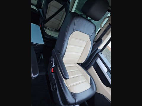 Volkswagen Caravelle 2.0 BiTDI BlueMotion Tech Executive MPV 5dr Diesel DSG 4Motion Euro 6 (s/s) 24