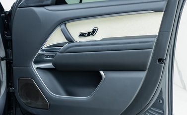 Land Rover Range Rover P530 SV 30