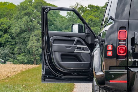 Land Rover Defender P400e XS Edition 7
