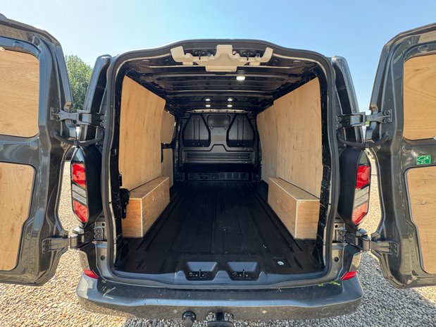 Ford Transit Custom AUTO SWB L1H1 Low Roof Limited 300 Air Con Alloys Sensors Tow Bar EURO 6 10