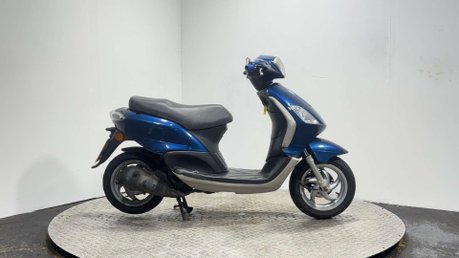 Piaggio Fly 2011 RUNNING PROJECT BIKE SPARES OR REPAIR 125CC SCOOTER 1