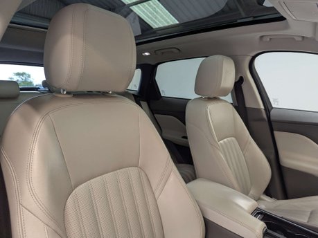 Jaguar F-Pace 2.0 F-PACE Portfolio AWD D Auto 4WD 5dr 31