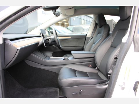 Tesla Model Y LONG RANGE AWD 10