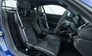 Porsche Cayman GT4 (718) 11