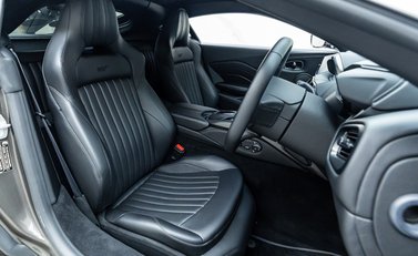 Aston Martin Vantage 007 Edition 12