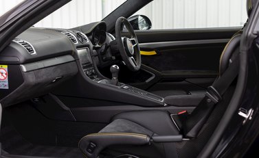 Porsche Cayman GT4 (718) 14