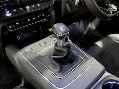 Citroen C5 Aircross 1.2 PureTech Shine SUV 5dr Petrol Manual Euro 6 (s/s) (130 ps) DAB Radio - 17