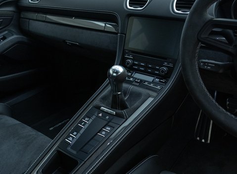 Porsche Cayman GT4 (718) 15